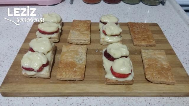 Nefis Kremasıyla Çilekli Milföy Tatlısı