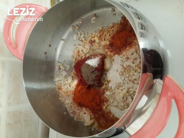 Kiremitte Kaşarlı Soğanlı Mantar