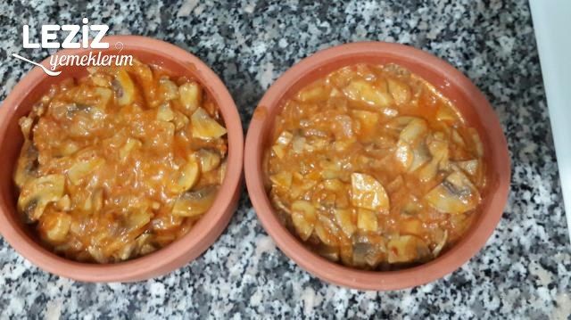 Kiremitte Kaşarlı Soğanlı Mantar