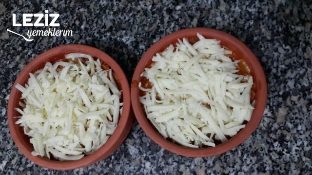 Kiremitte Kaşarlı Soğanlı Mantar