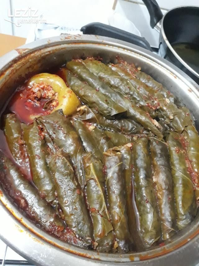 Harcı Pişen Bulgurlu Tavuklu Pazı Sarması