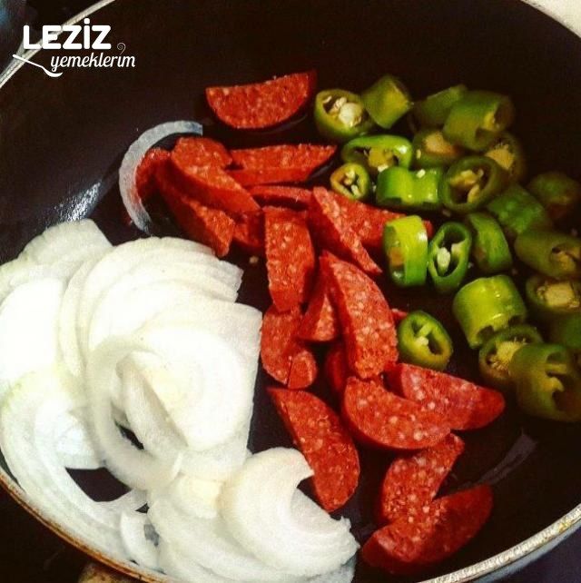 Ekmek Arası Domates Soslu Sucuk