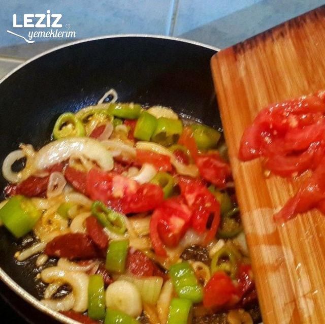 Ekmek Arası Domates Soslu Sucuk