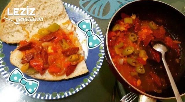 Ekmek Arası Domates Soslu Sucuk
