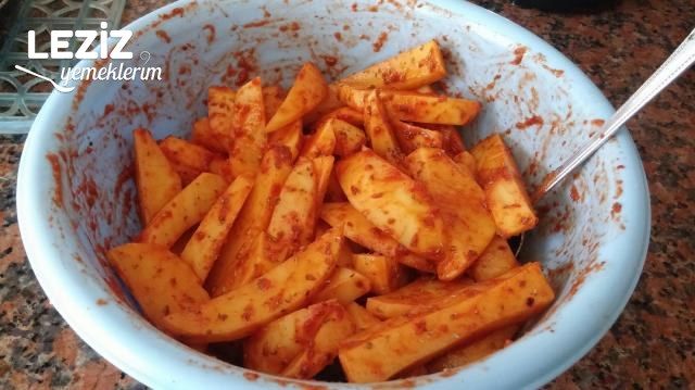 Fırında Salçalı Enfes Patatesler