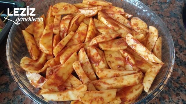 Fırında Salçalı Enfes Patatesler