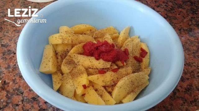 Fırında Salçalı Enfes Patatesler