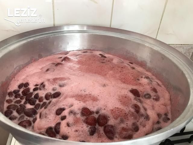 Ev Yapımı Çilek Reçeli Nasıl Yapılır