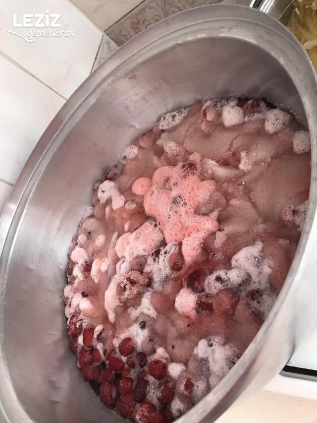 Ev Yapımı Çilek Reçeli Nasıl Yapılır