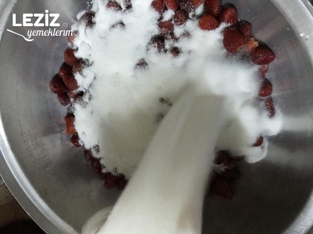 Ev Yapımı Çilek Reçeli Nasıl Yapılır