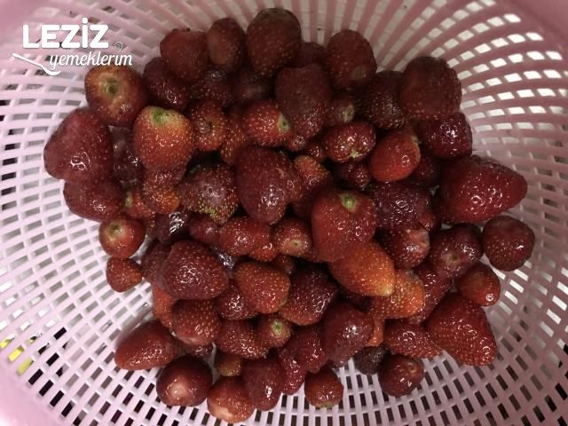 Ev Yapımı Çilek Reçeli Nasıl Yapılır
