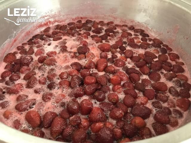 Ev Yapımı Çilek Reçeli Nasıl Yapılır