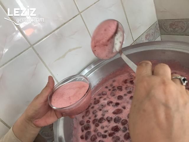 Ev Yapımı Çilek Reçeli Nasıl Yapılır