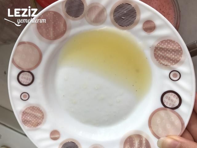 Ev Yapımı Çilek Reçeli Nasıl Yapılır