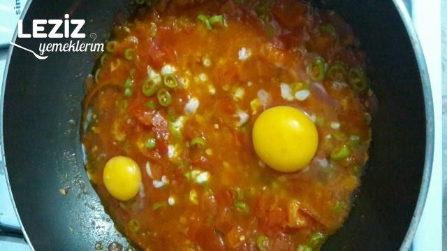 Kaşarlı Menemen Tarifi