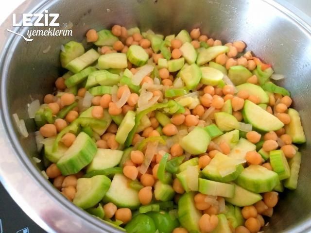 Nohutlu Kabak Sarımsaklı Yoğurt Eşliğinde