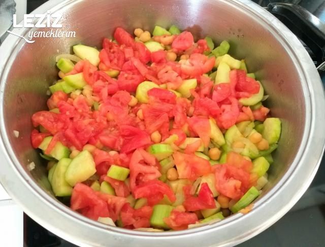 Nohutlu Kabak Sarımsaklı Yoğurt Eşliğinde