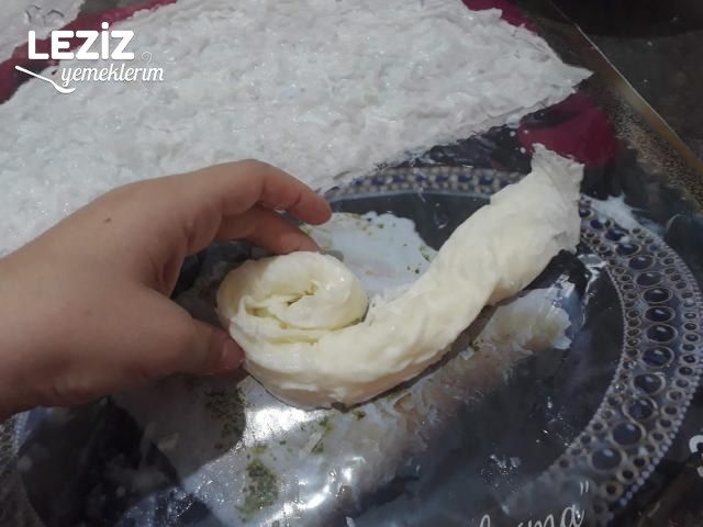 Güllaç Yaprağından Börek Yapımı Tarifi