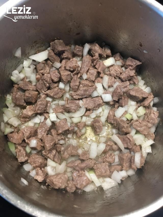 Patlıcan Yatağında Et Sote