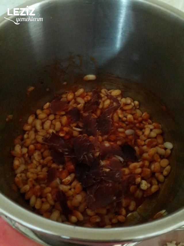 Pastırmalı Kuru Fasulye Tarifi