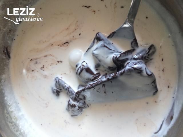 Çikolatalı Hindistan Cevizli İrmikli Tatlı