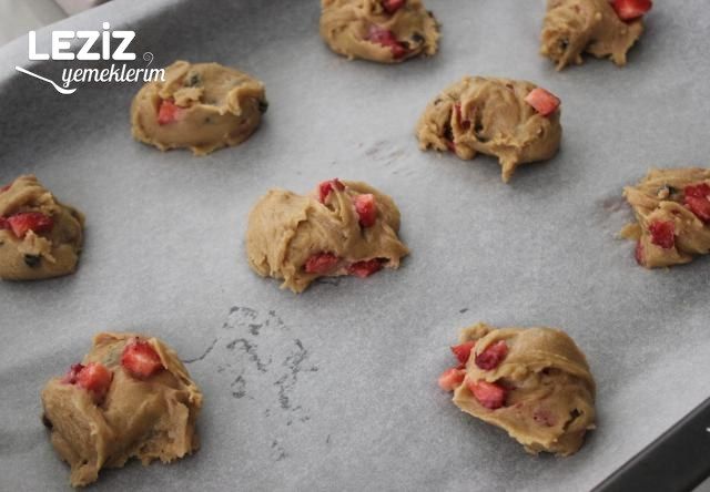 Çilekli Parça Çikolatalı Kurabiye