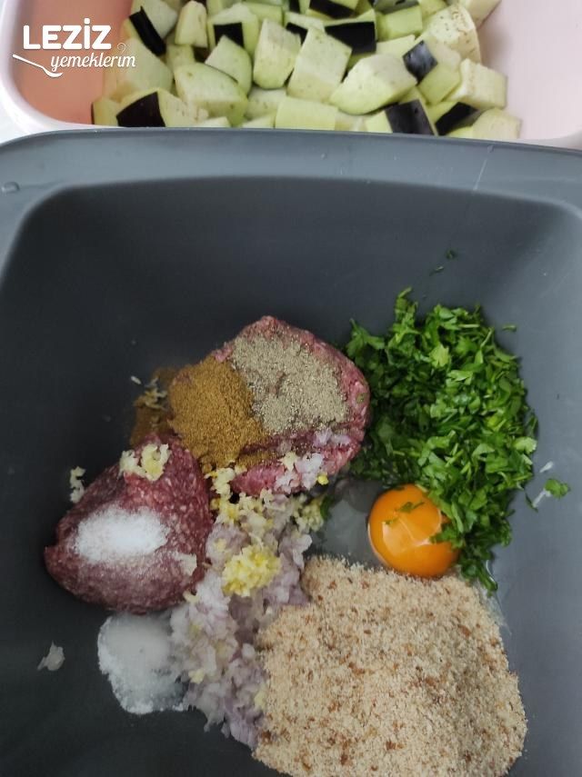 Domates Soslu Güveç Köfte