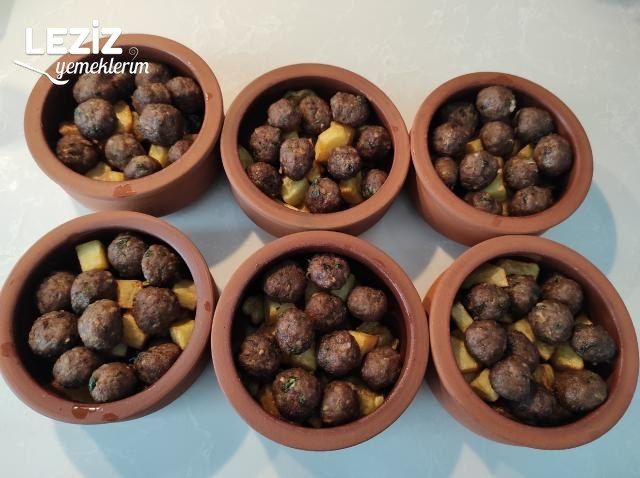 Domates Soslu Güveç Köfte