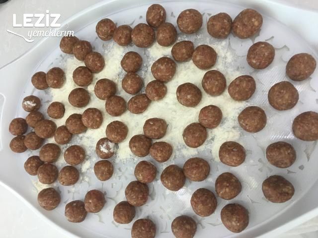 Terbiyeli Dağılmayan Sulu Köfte Yemeği Nasıl Yapılır