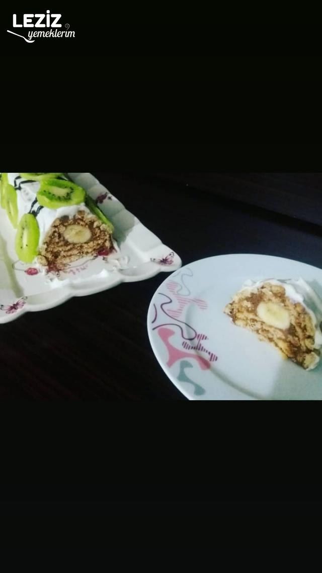 Meyveli Piramit Pasta