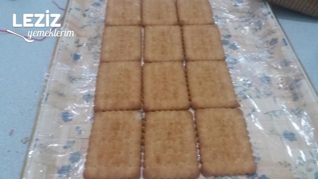 Meyveli Piramit Pasta