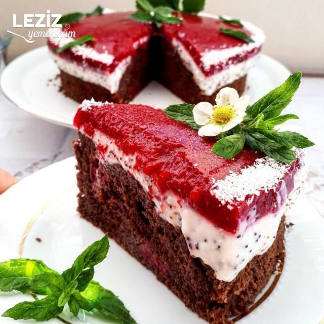 Nefis Vişne Soslu Pasta