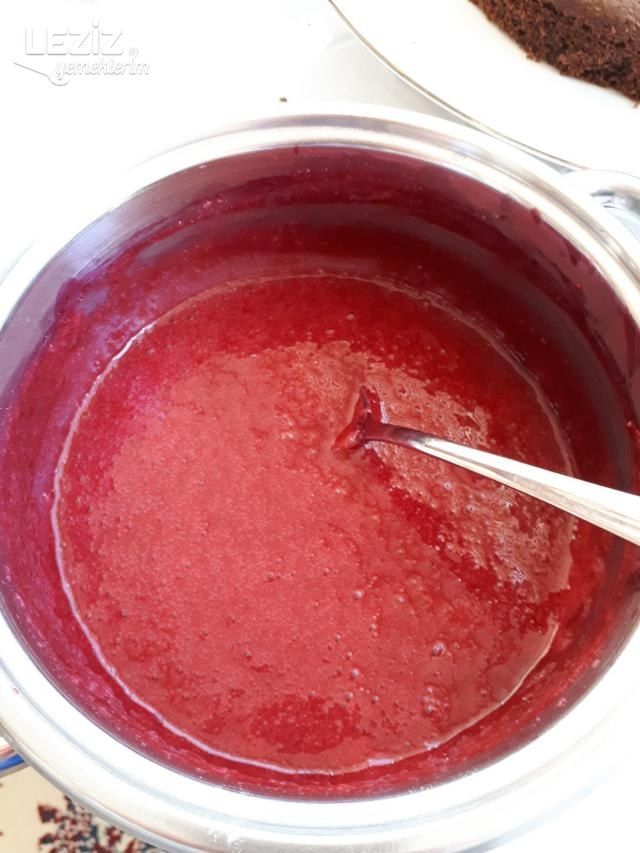 Nefis Vişne Soslu Pasta