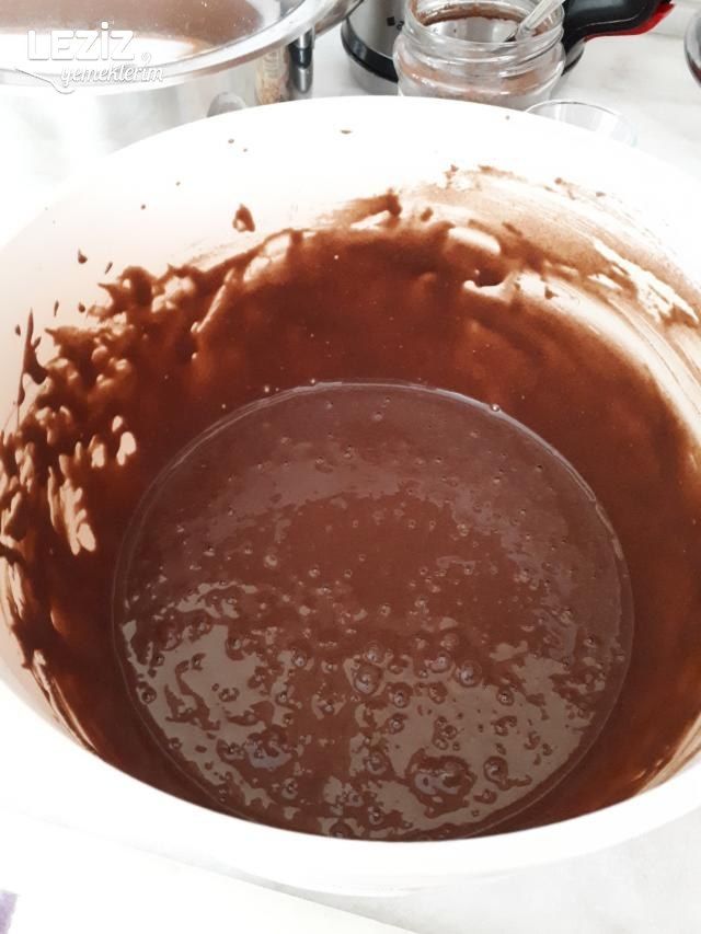 Nefis Vişne Soslu Pasta