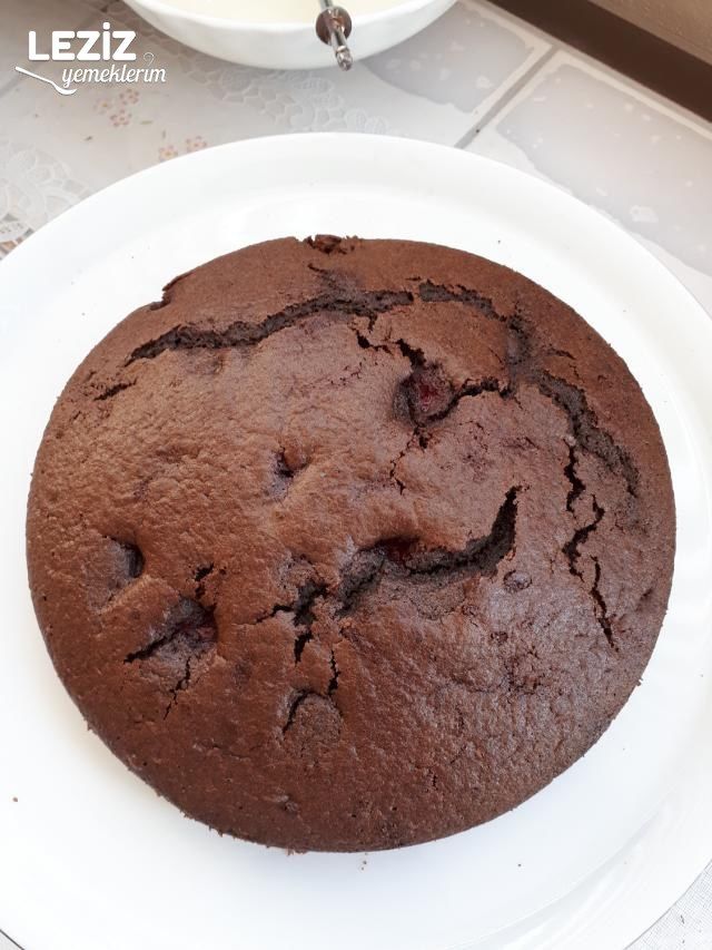 Nefis Vişne Soslu Pasta