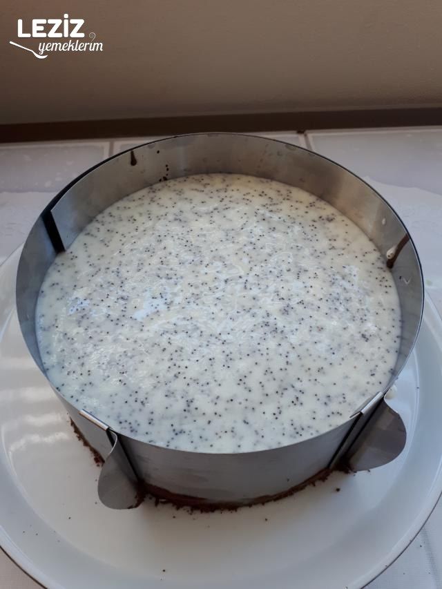 Nefis Vişne Soslu Pasta