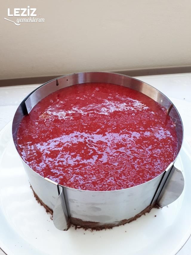 Nefis Vişne Soslu Pasta