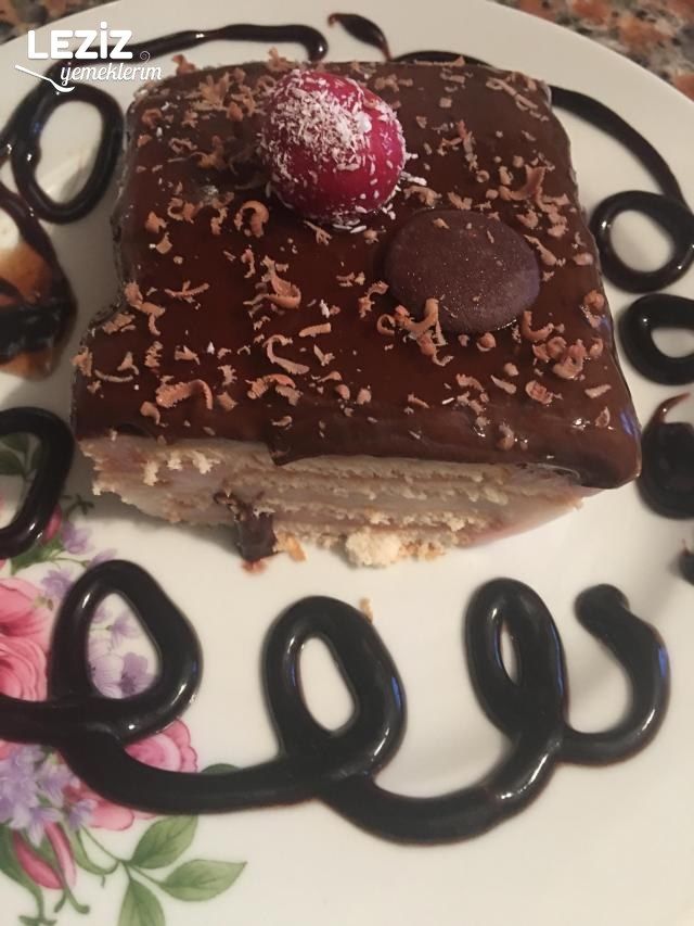Meyve Soslu Çikolatalı Çilekli Bisküvi Pastası