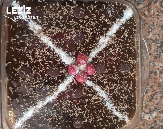 Meyve Soslu Çikolatalı Çilekli Bisküvi Pastası