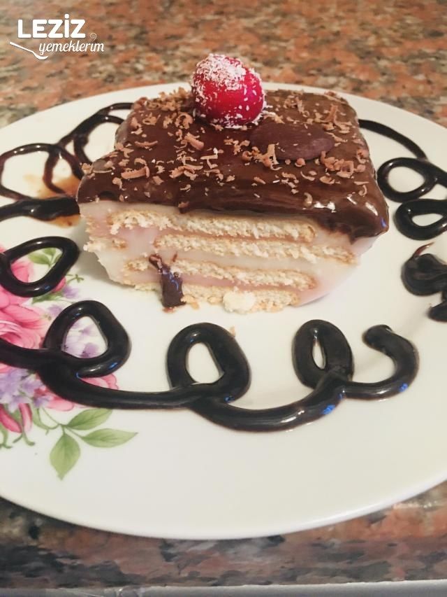 Meyve Soslu Çikolatalı Çilekli Bisküvi Pastası