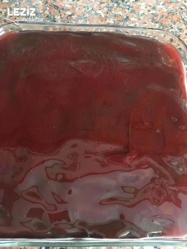 Meyve Soslu Çikolatalı Çilekli Bisküvi Pastası