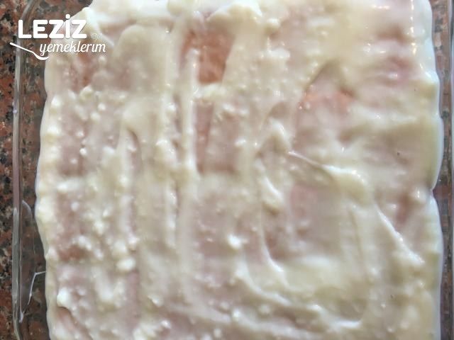 Meyve Soslu Çikolatalı Çilekli Bisküvi Pastası