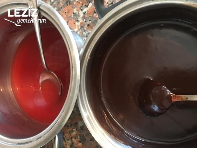 Meyve Soslu Çikolatalı Çilekli Bisküvi Pastası