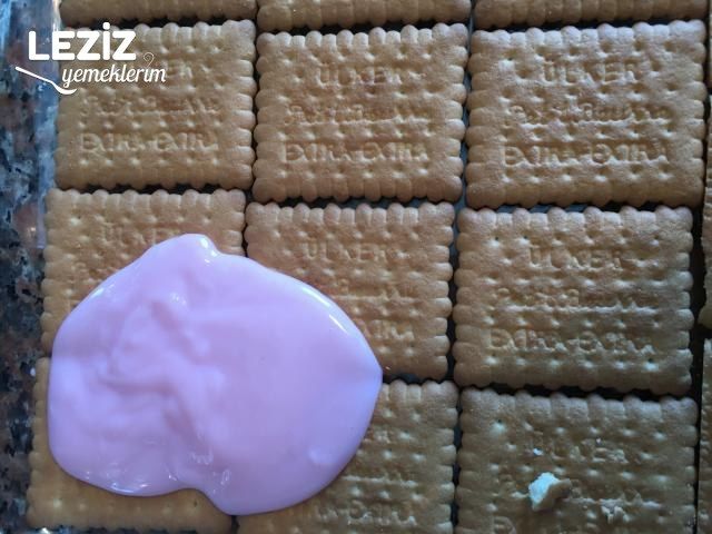 Meyve Soslu Çikolatalı Çilekli Bisküvi Pastası