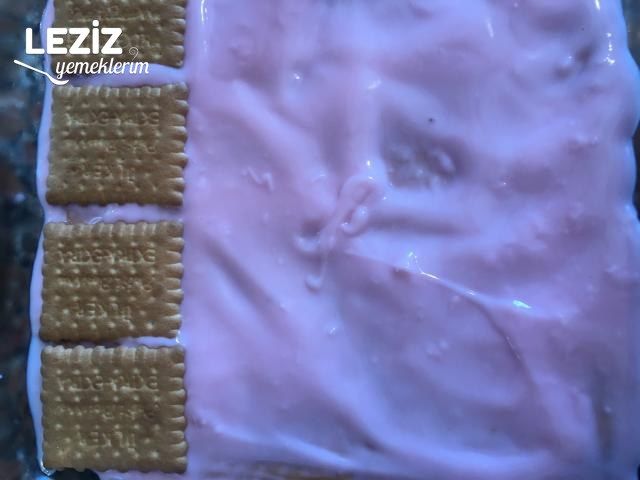 Meyve Soslu Çikolatalı Çilekli Bisküvi Pastası