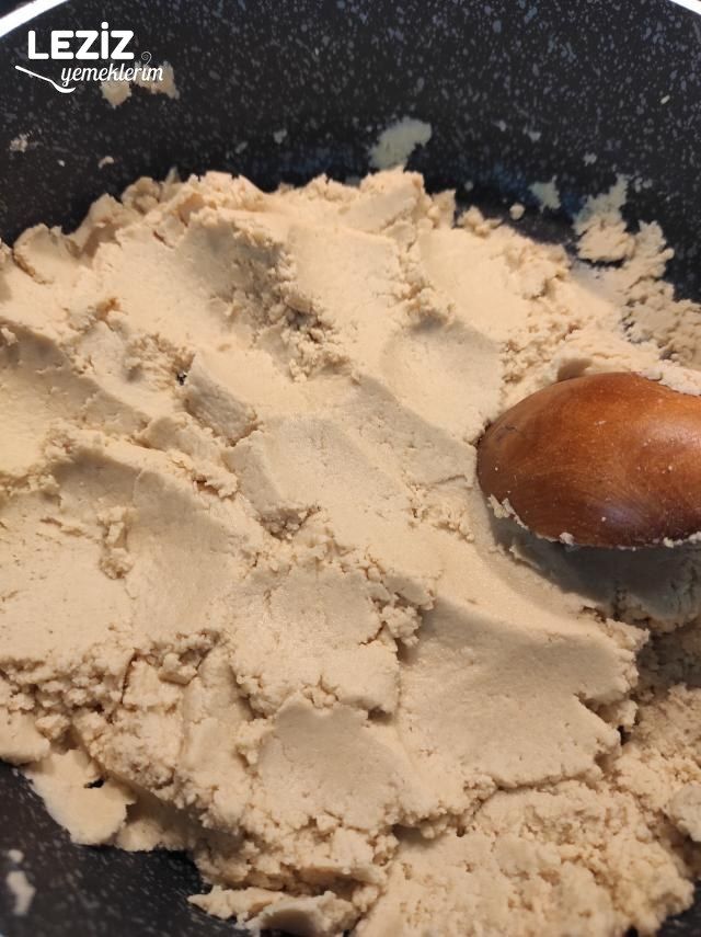 Kurabiye Kıvamında Un Helvası