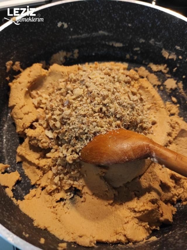 Kurabiye Kıvamında Un Helvası