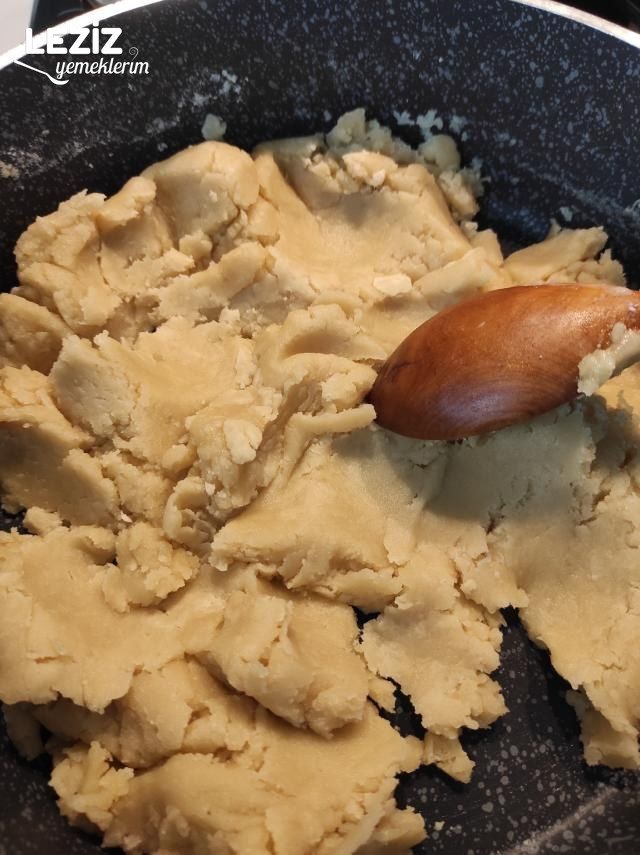 Kurabiye Kıvamında Un Helvası