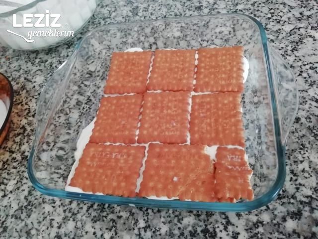 Kremalı Yaş Pasta Tarifi (4 Malzeme İle)