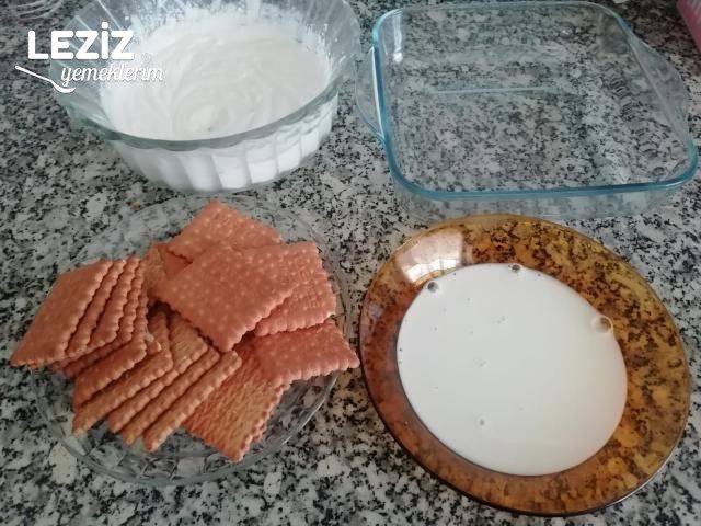 Kremalı Yaş Pasta Tarifi (4 Malzeme İle)